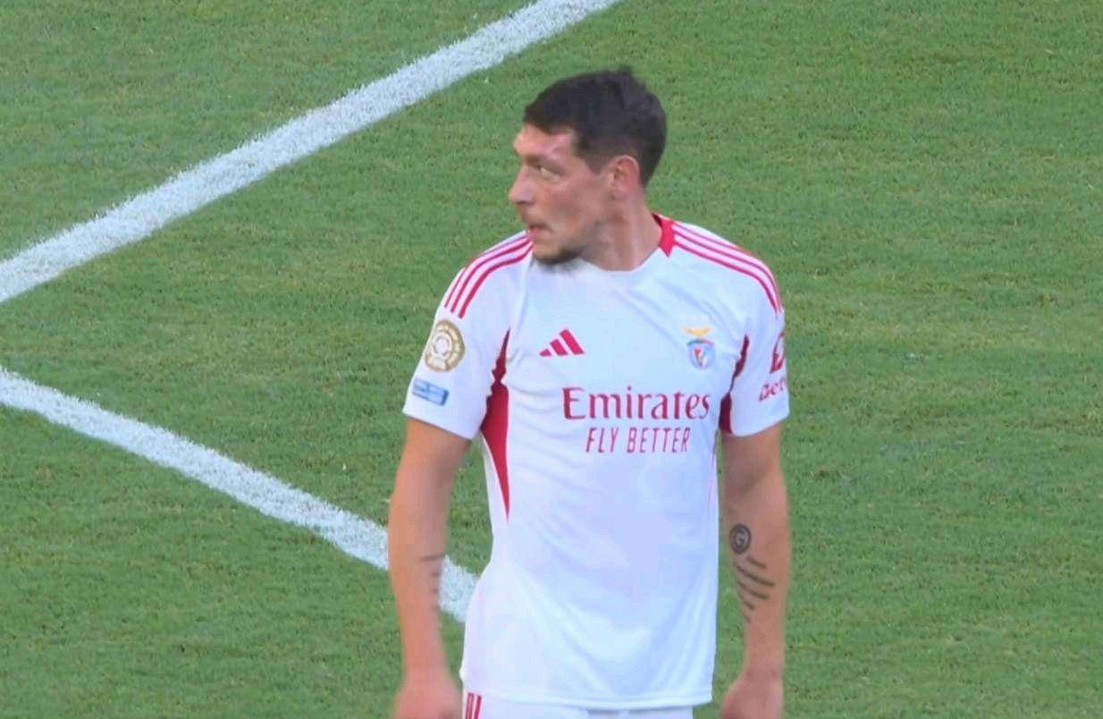 ld sports -本菲卡场边指挥情绪激动，武磊队员怒摔水瓶的简单介绍